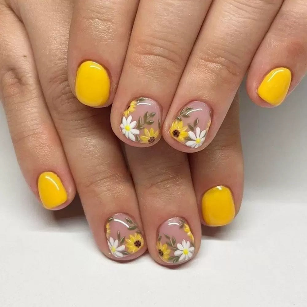 Kreatives Nageldesign-Set mit floralen Akzenten Brehn