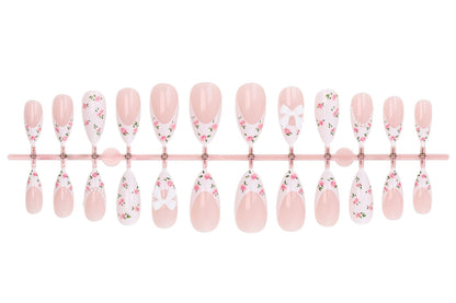 Kunstnagelset mit romantischen Blumenmotiven und eleganten Details Brehn