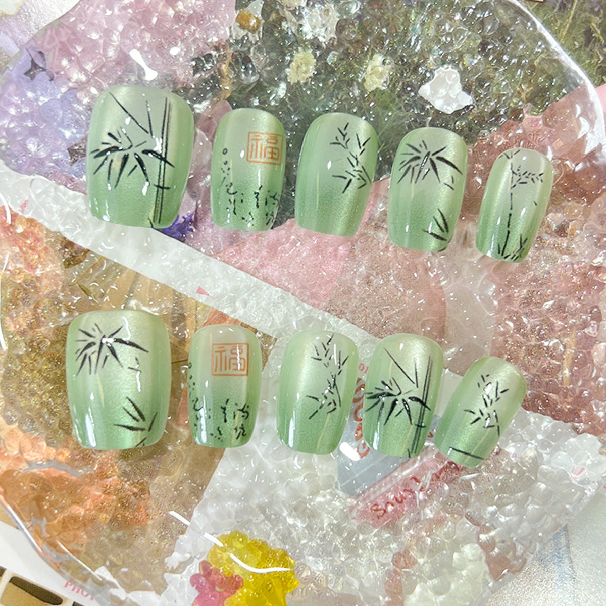 Kunstvolle Nagelspitzen mit Bambus-Motiv Brehn