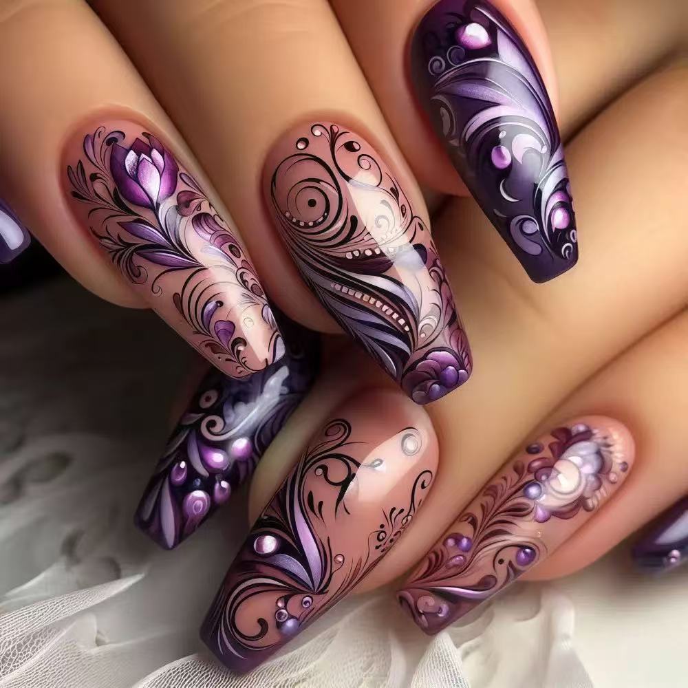 Kunstnagelset mit elegantem floralen Design und Glitzerakzenten Brehn