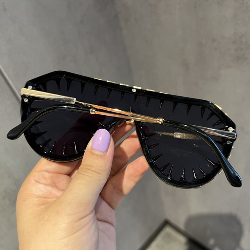 Damen extravagant gestaltete Cat-Eye-Sonnenbrille mit Glitzerakzenten Brehn