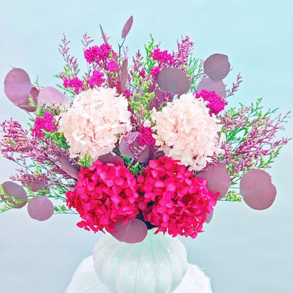 Dekorative Blumenarrangement mit Griffen