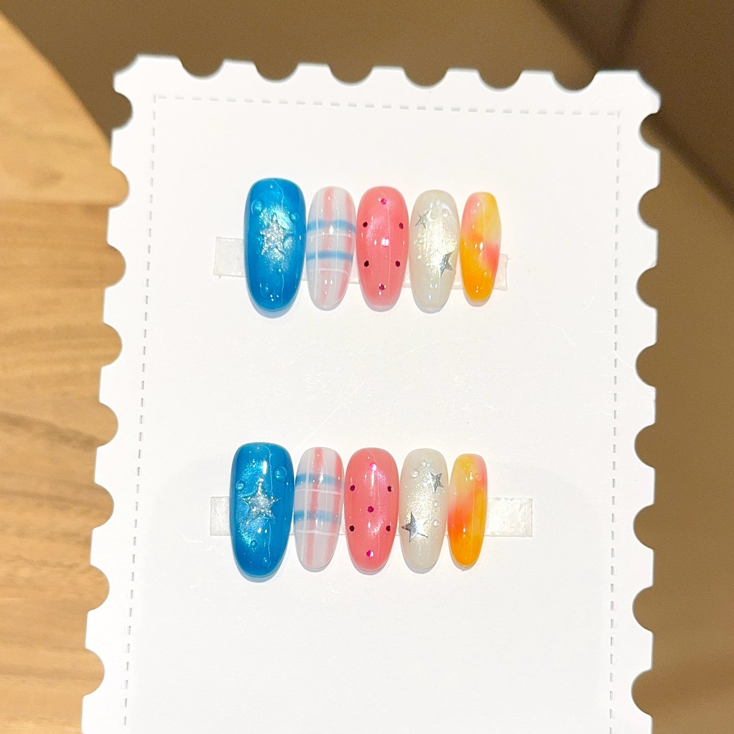 Kreatives Kunstnagelset mit Glitzer- und Sternendesign Brehn