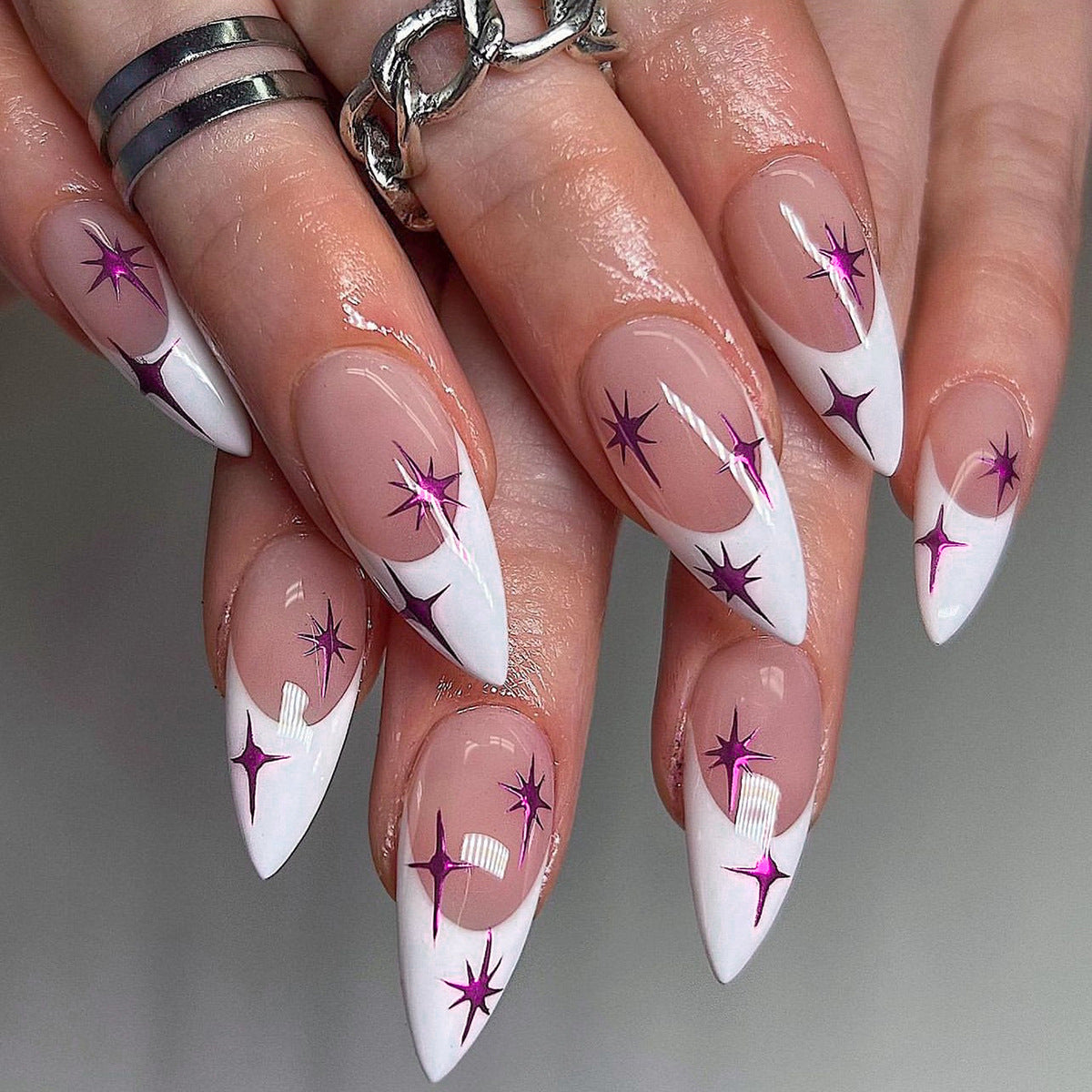 Kunstvolle Stiletto-Nägel mit modernem Design und Glitzerdetails Brehn