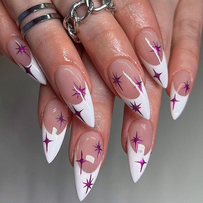 Kunstvolle Stiletto-Nägel mit modernem Design und Glitzerdetails Brehn