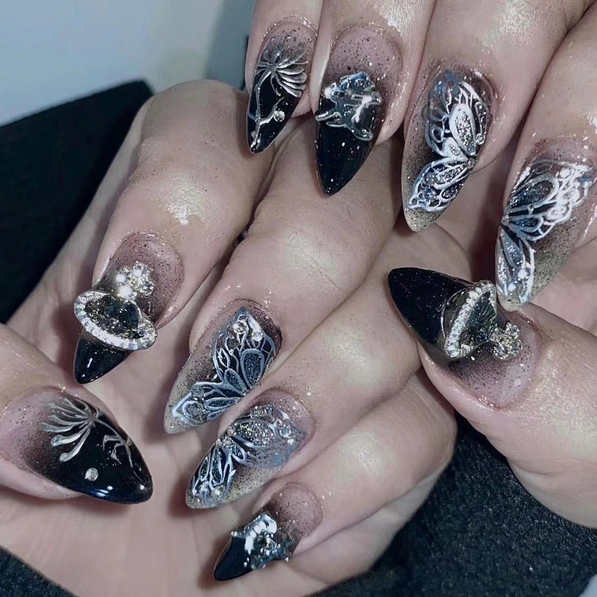 Kunstvolle Stiletto-Nägel mit filigranen Verzierungen und Glamour-Akzenten Brehn