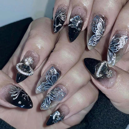 Kunstvolle Stiletto-Nägel mit filigranen Verzierungen und Glamour-Akzenten Brehn