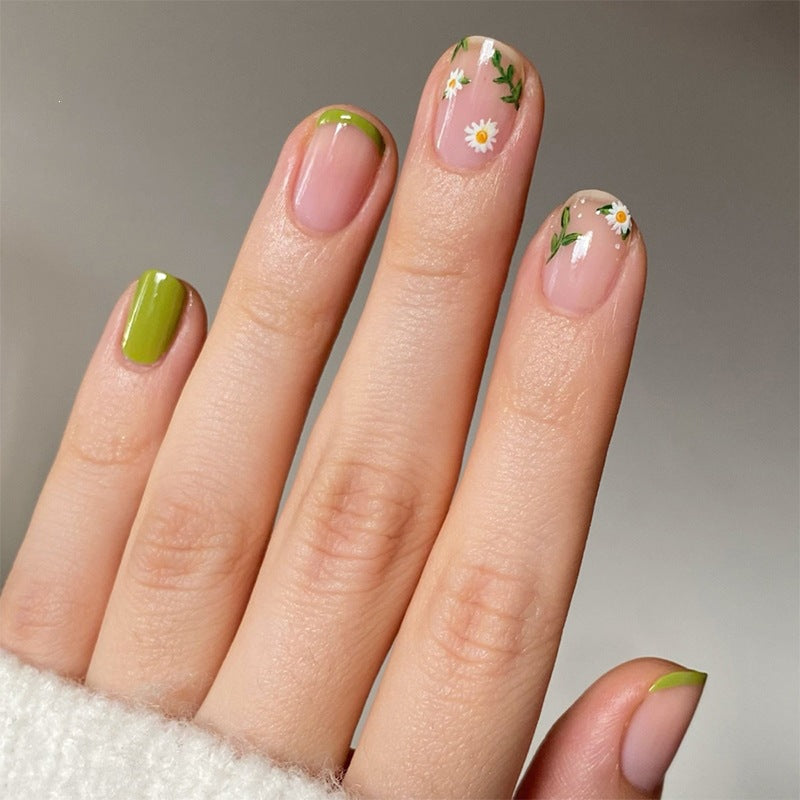 Kunstnagelset mit zarten Blüten- und grünen Akzenten Brehn