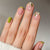 Kunstnagelset mit zarten Blüten- und grünen Akzenten Brehn
