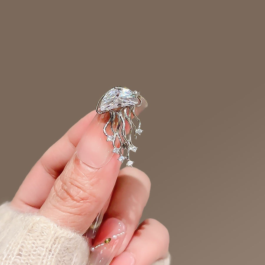 Elegante Quallenbrosche mit Funkelnden Kristallen Brehn