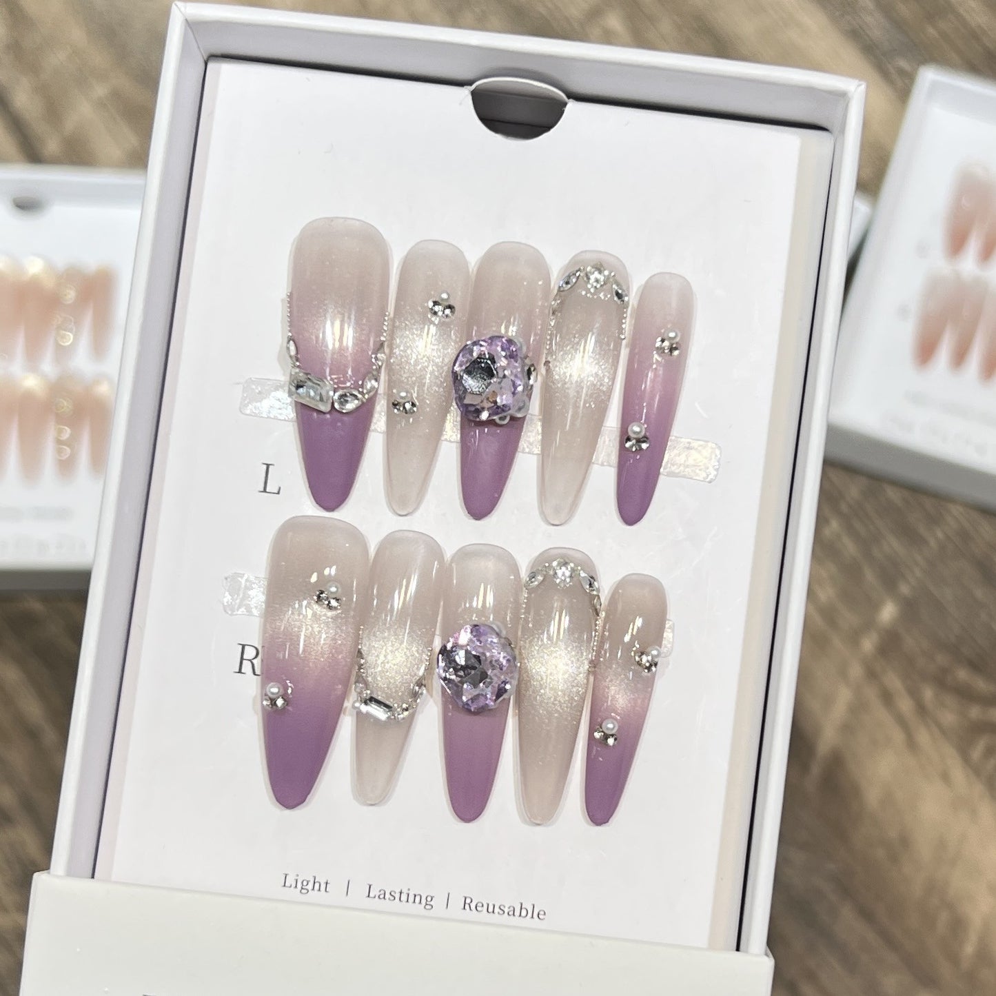 Elegante Stiletto Press-On Nägel mit Edelsteinakzenten Brehn