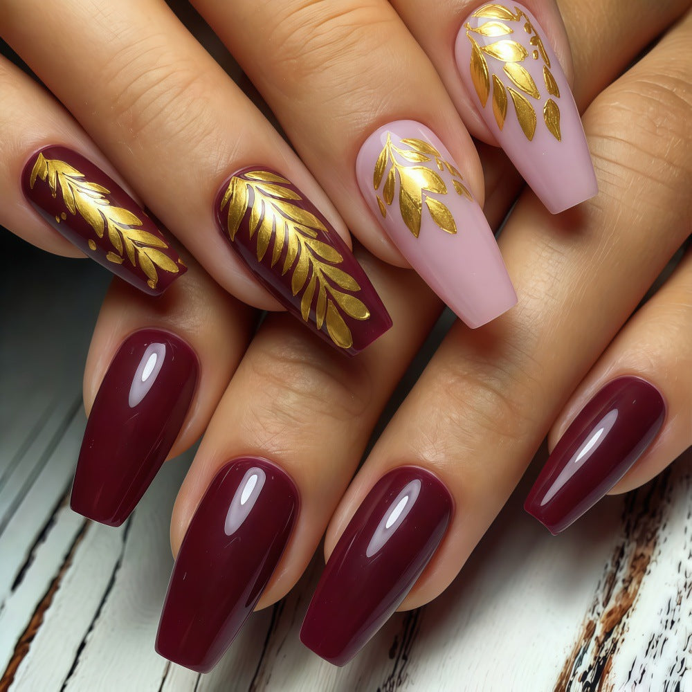 Elegante Kunstnägel mit Goldverzierung Brehn