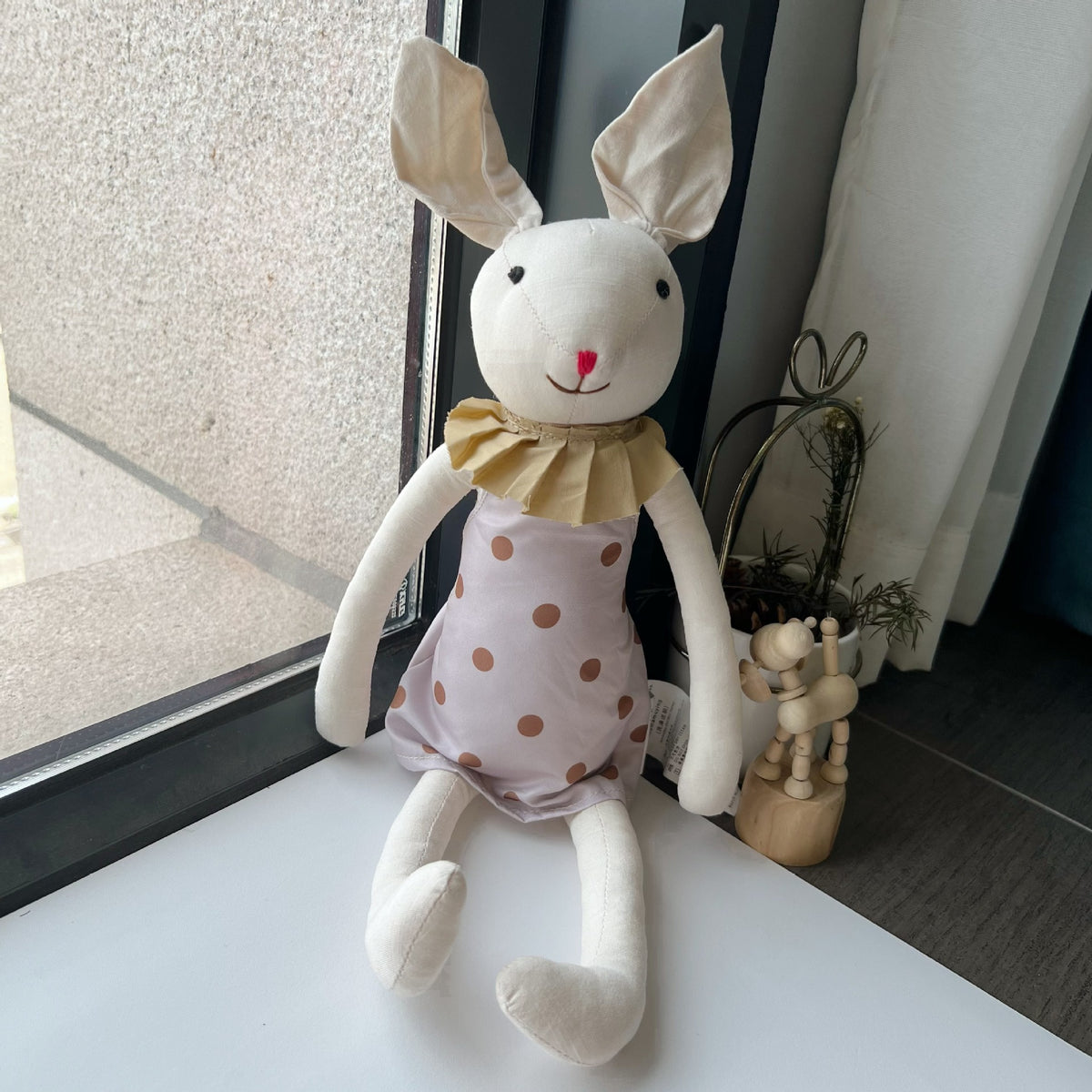 Handgefertigte Bio-Baumwoll-Punktemauspuppe mit Kleid und Korb