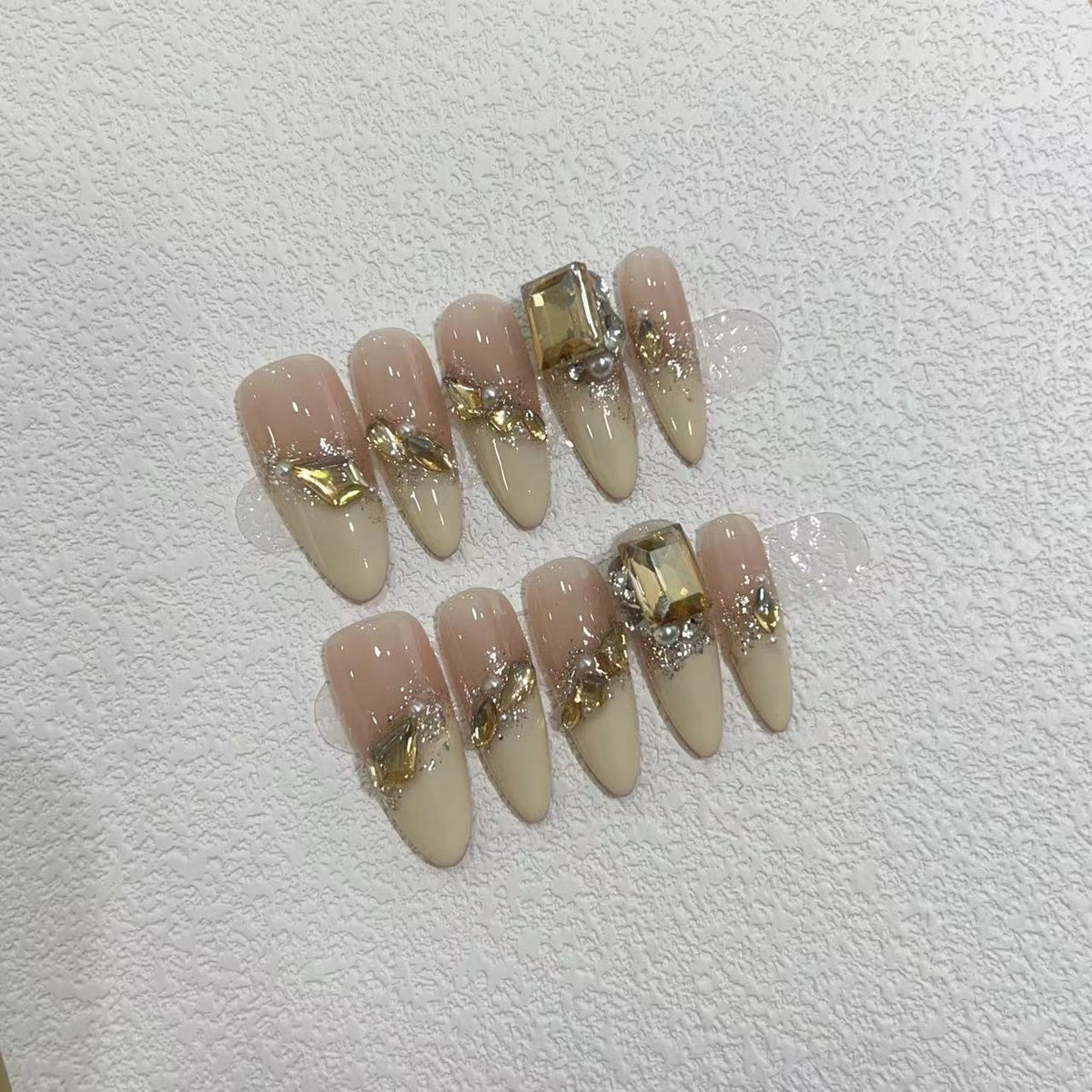 Glamouröse Stiletto Press-On Nagelset mit metallischen Akzenten Brehn