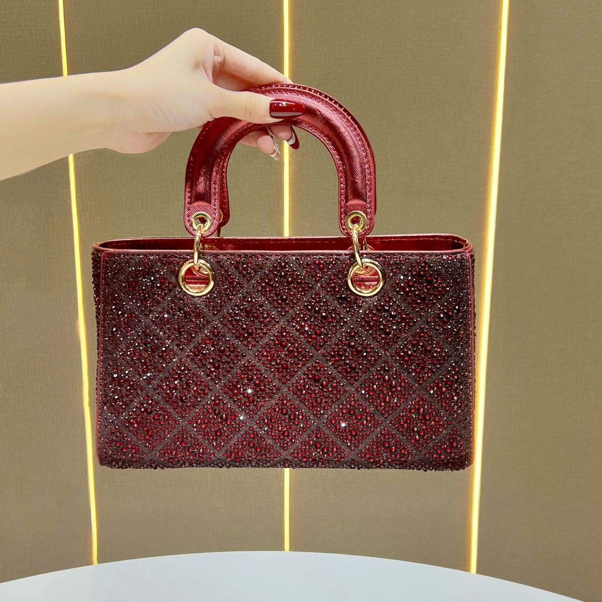 Elegante Handtasche mit Strassverzierung