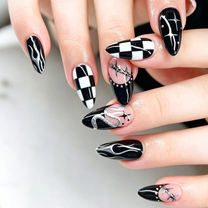 Künstlerisches Stiletto Press-On Nagelkunstset mit Schachbrettmuster und Flammen Brehn