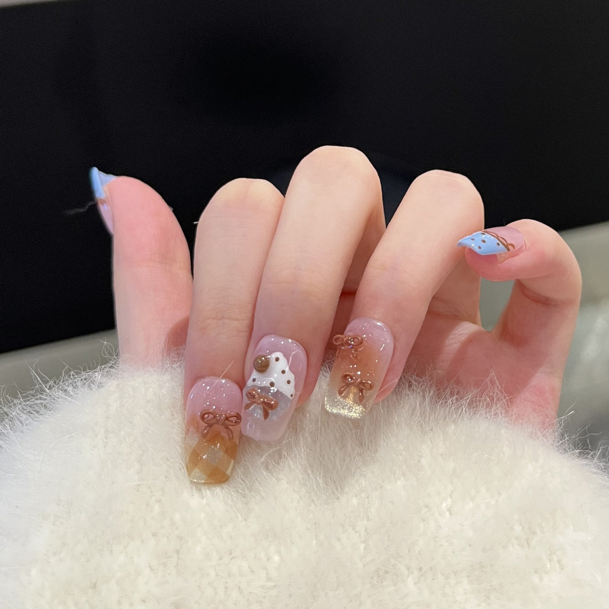 Dekoratives Press-On Nagelkunst Set mit charmanten Schleifenakzenten Brehn