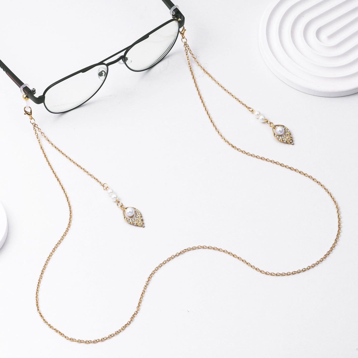 Elegante Perlenohrringe mit Kette Brehn