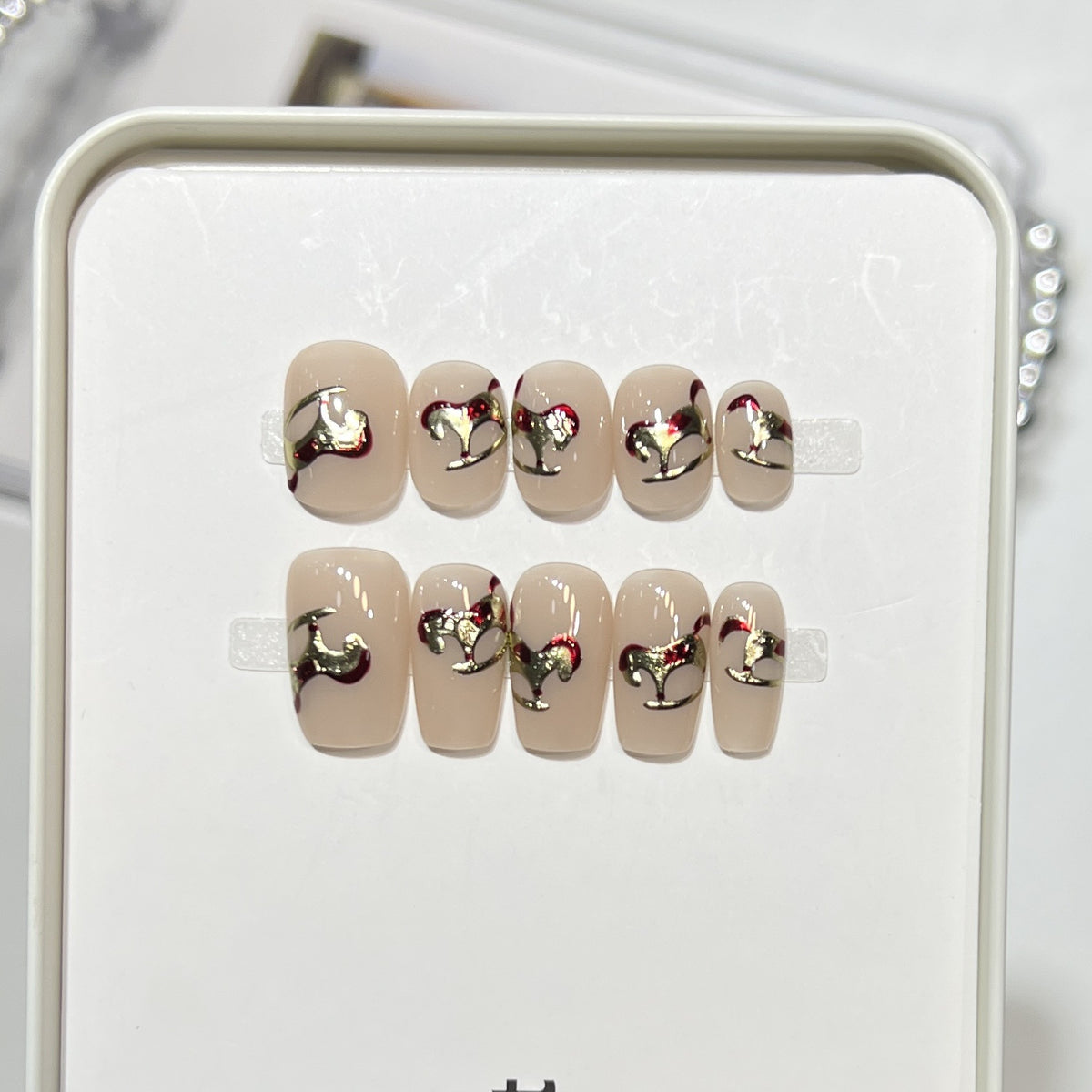 Künstlerisches Press-On-Nagelset mit elegantem floralen Design Brehn