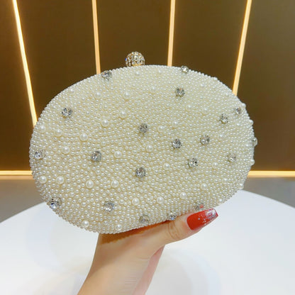 Perlenverzierte Abend-Clutch