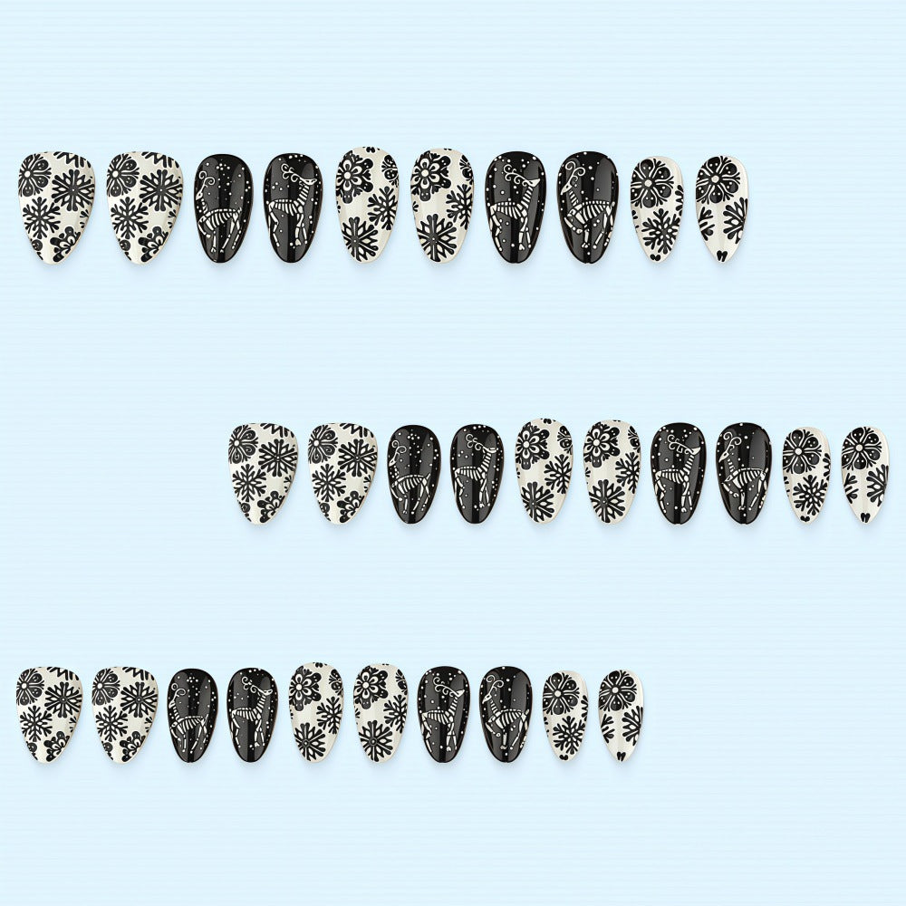 Kunstnägel im einzigartigen winterlichen Design mit Schnee- und Rentiermotiven Brehn