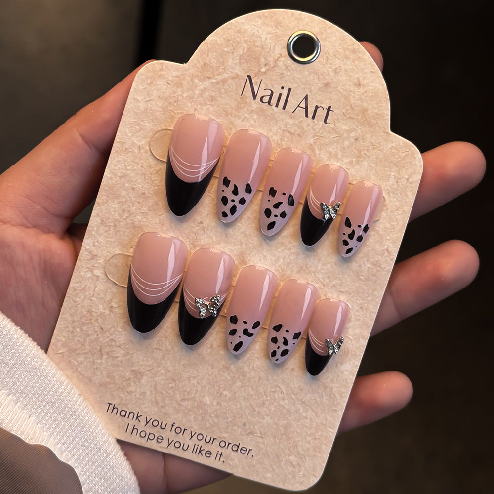 Künstlerisches Press-On Nagelset mit eleganten Designs Brehn