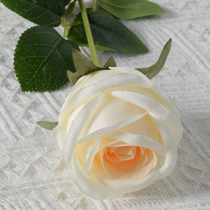 Dekorative Seidenrose Akzent