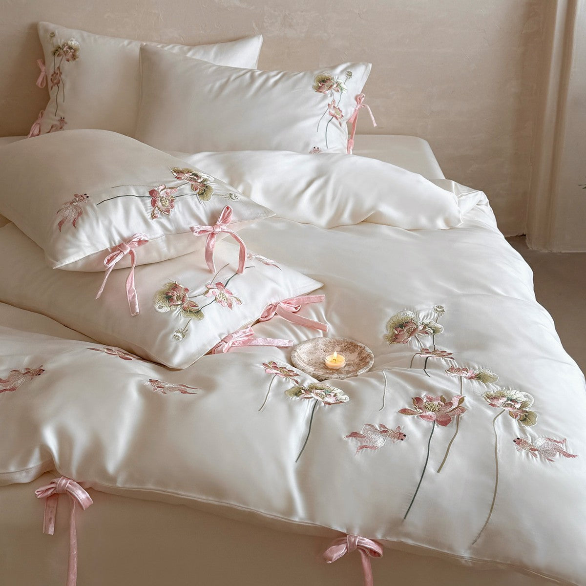 Besticktes Satin-Feel Bettbezugset mit Bändchenverschluss und floralen Applikationskissenbezügen