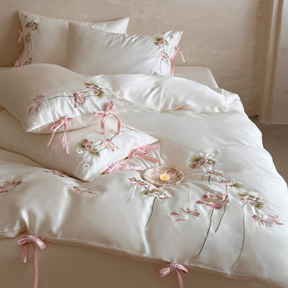 Besticktes Satin-Feel Bettbezugset mit Bändchenverschluss und floralen Applikationskissenbezügen