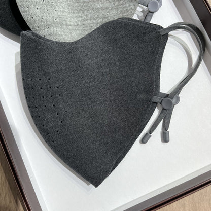 Konturierte perforierte wiederverwendbare Stoffgesichtsmaske mit verstellbaren Ohrkordeln Brehn