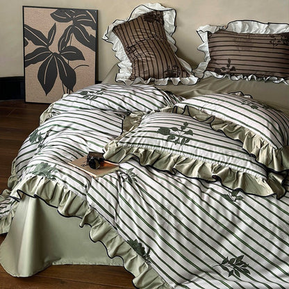 Romantische Rüschen-Bettwäsche-Garnitur aus Baumwollsatin mit Streifen- und Blumenjacquard