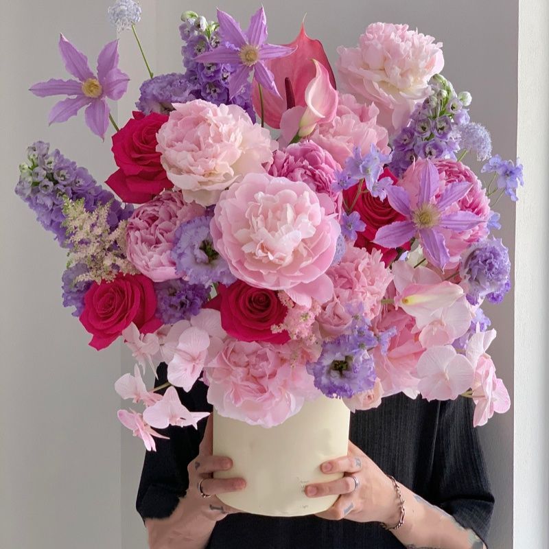 Dekorative Blumenarrangement mit stilvoller Vase