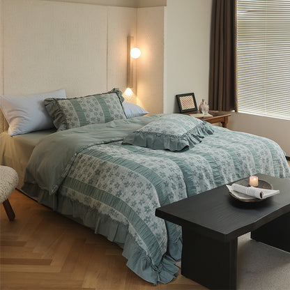 Umkehrbares Rüschengesicht Baumwoll-Perkal Bettbezug Set mit gesteppten Blumenstreifen-Panels und Kopfkissenbezügen