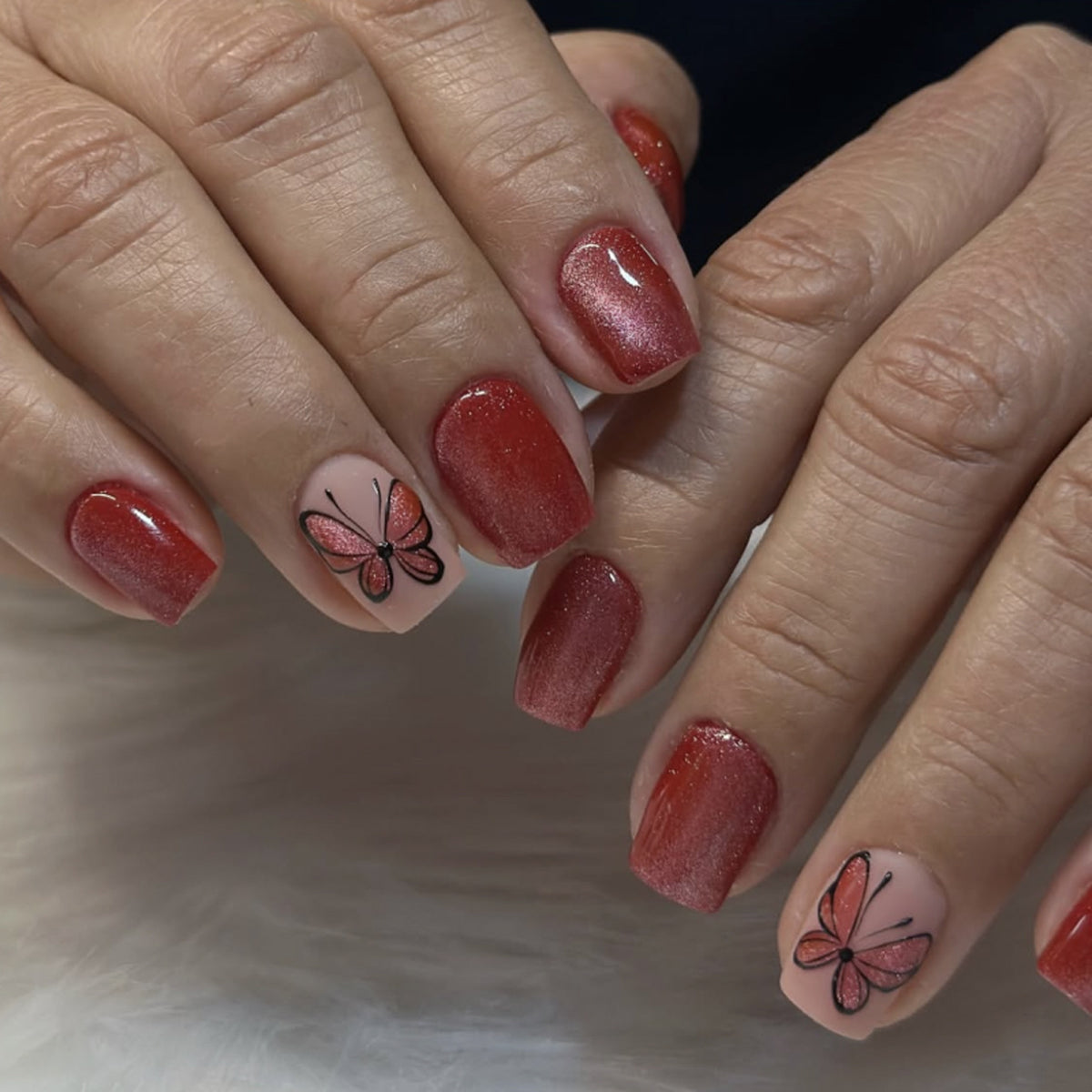 Kunstvolle Nagelgestaltung mit Schmetterlingsmotiven Brehn