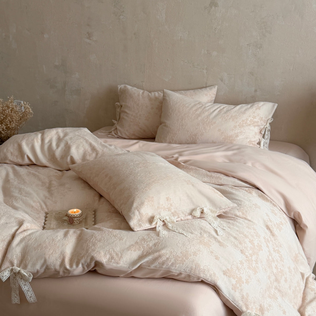 Luxuriöses Bettwäsche-Set aus Baumwoll-Jacquard mit Spitzenbändern
