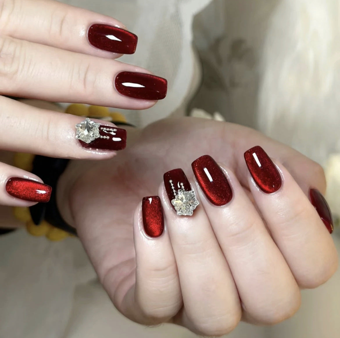 Kunstnagelset mit funkelnden Akzenten und glamourösem Design Brehn
