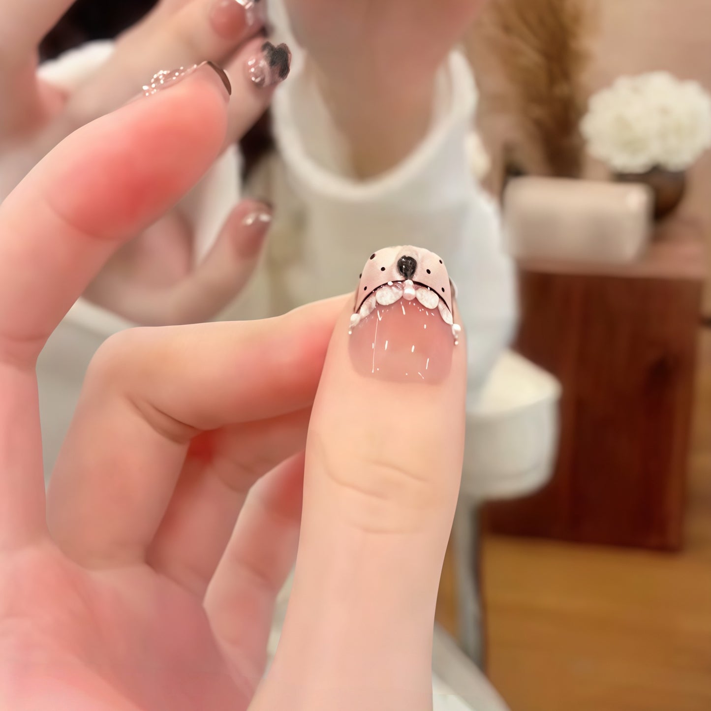 Elegante Kunstnägel mit Blumendekor und Glitzer Brehn