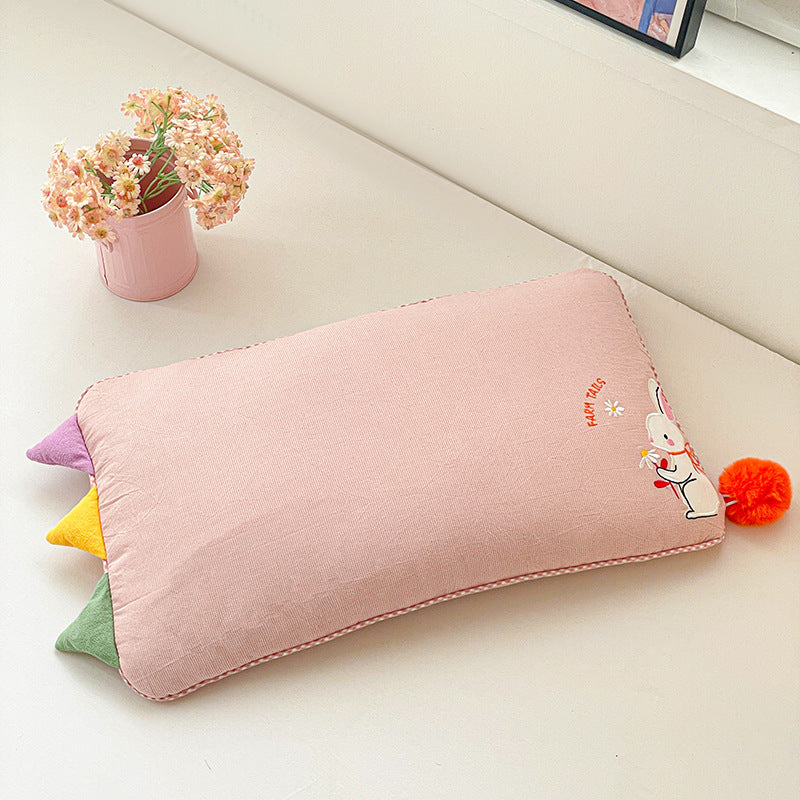 Kinderkissen mit niedlicher Hasenstickerei und Pompon-Schwanz