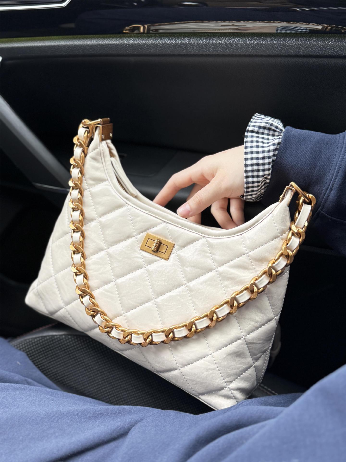 Elegante mit Ketten verzierte Hobo-Tasche Brehn
