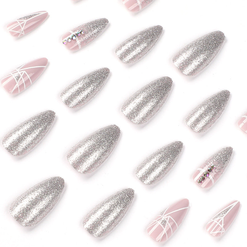 Kunstvolle Nagelverlängerungen mit Glitzer- und geometrischen Designs Brehn