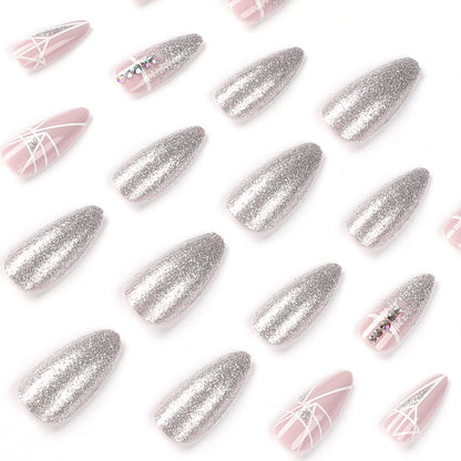 Kunstvolle Nagelverlängerungen mit Glitzer- und geometrischen Designs Brehn