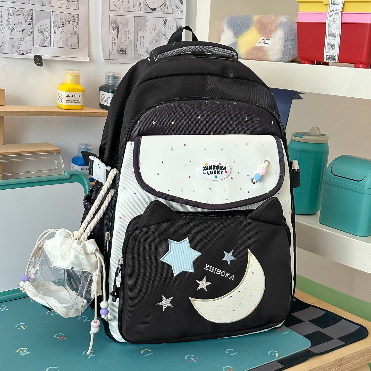 Niedlicher, von Charakteren inspirierter Schulranzen mit mehreren Taschen
