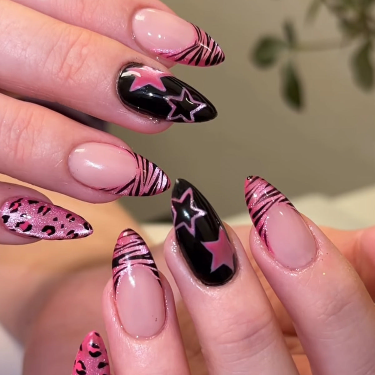 Künstlerisches Stiletto Nagelkunstset mit gemustertem Design Brehn