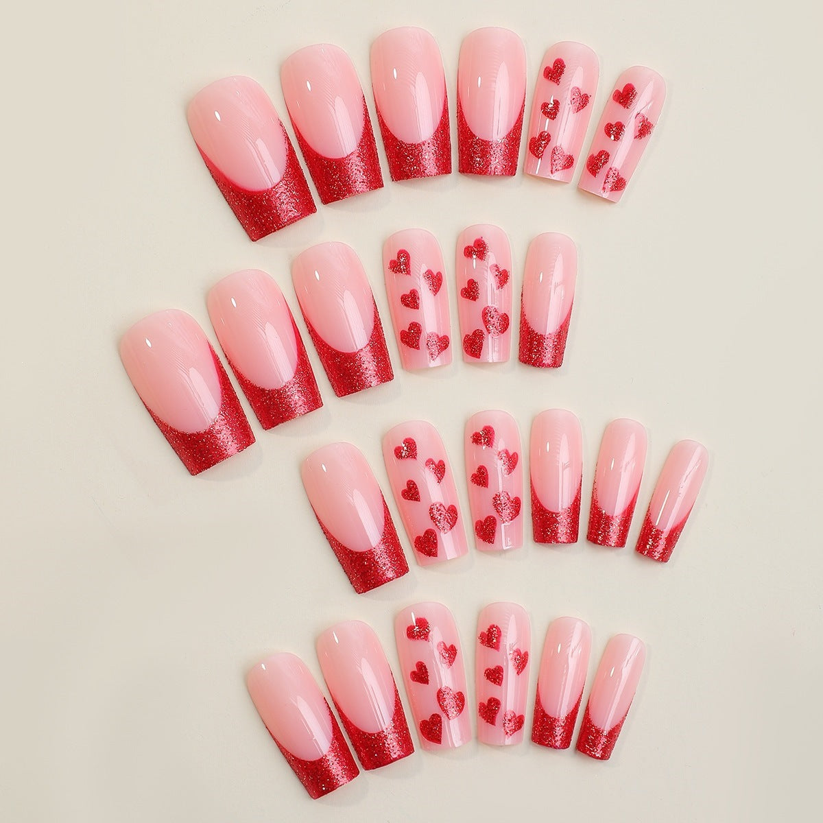 Kunstnagelset mit glamourösen Herzmotiven und Glitzerakzenten Brehn