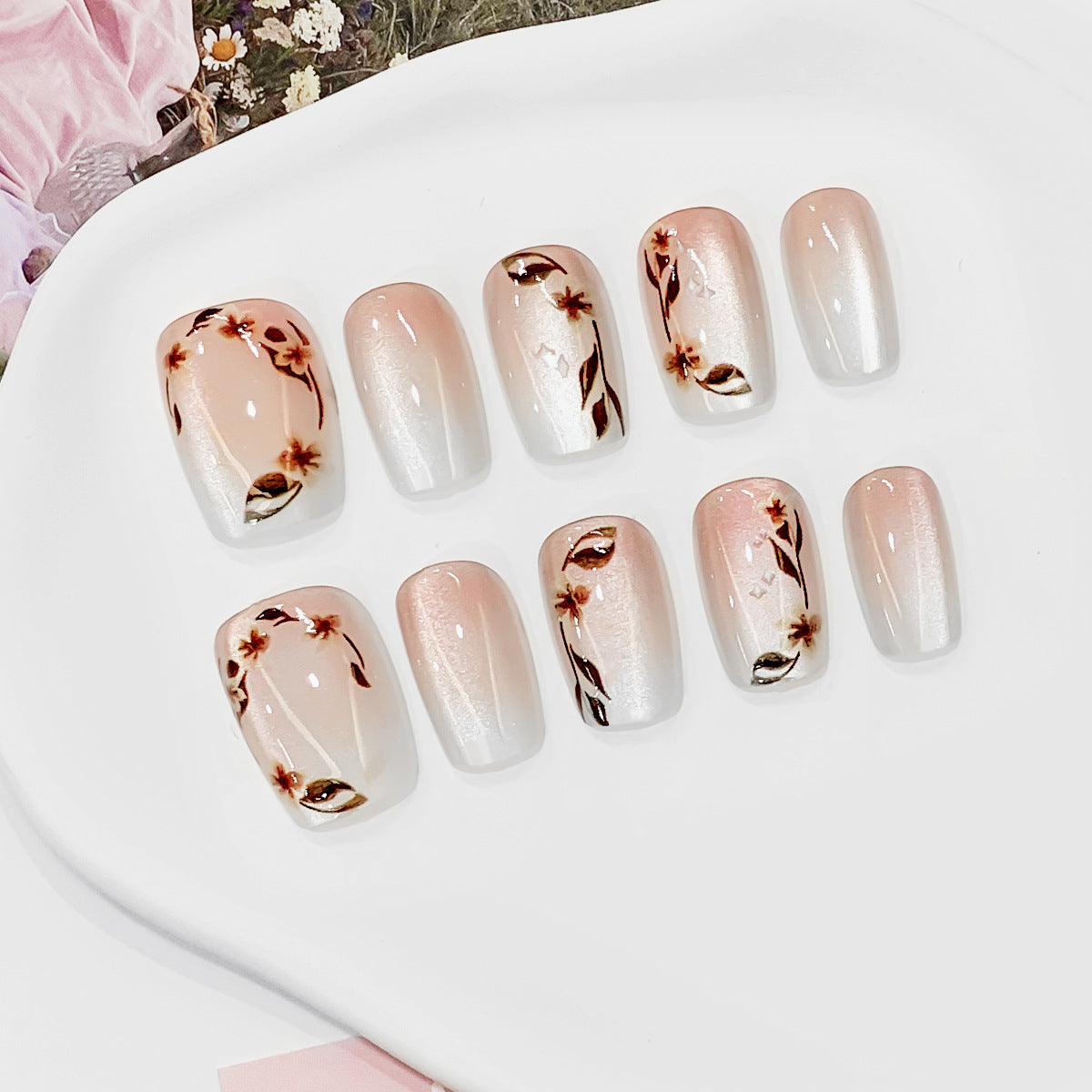 Kunstvolle Nagelspitzen mit floralen Akzenten Brehn