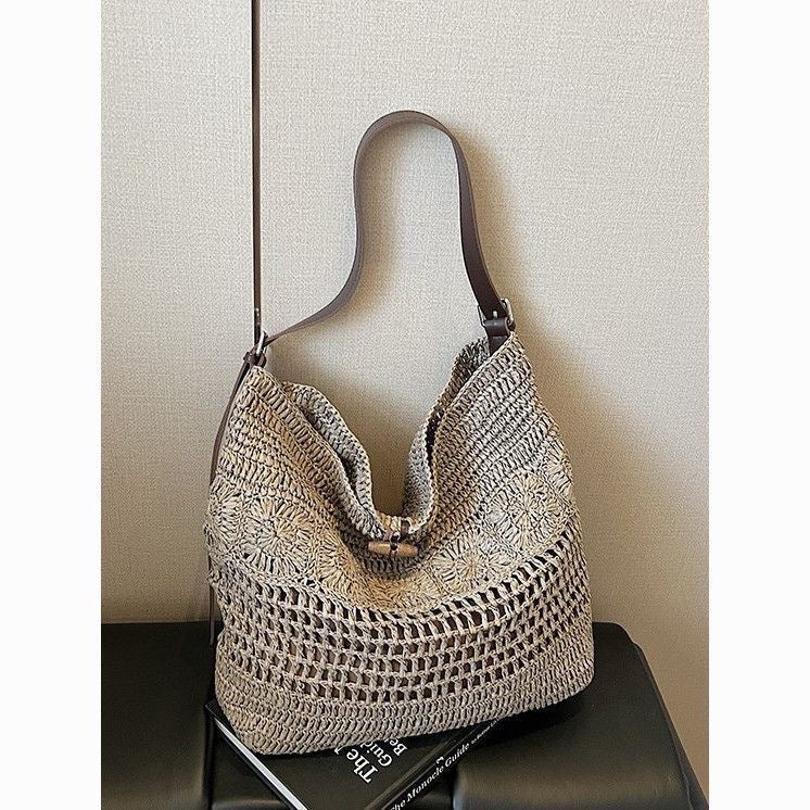 Geflochtene Sommerhandtasche mit Praktischen Ledergriffen Brehn