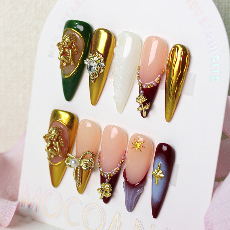 Kunstnagelset mit glamourösen Verzierungen und aufwendigen Details Brehn