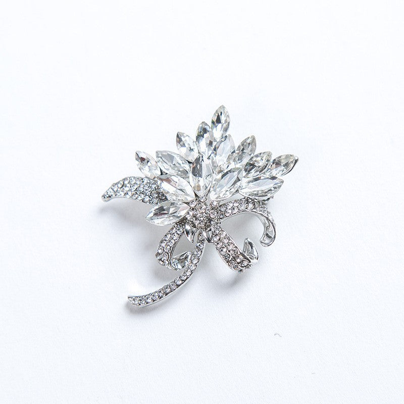 Funkelnde Brosche mit Floralen Design Brehn