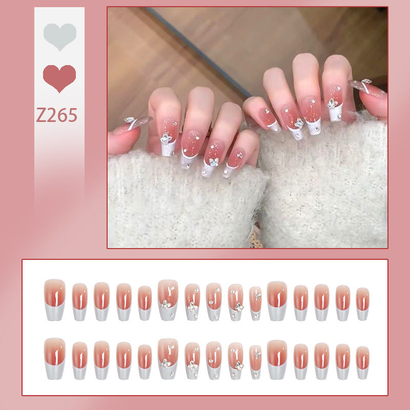 Kunstnagelset mit eleganten Wellenmustern und zarten Perlenakzenten Brehn
