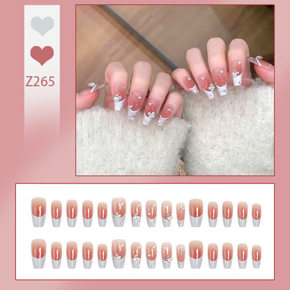 Kunstnagelset mit eleganten Wellenmustern und zarten Perlenakzenten Brehn